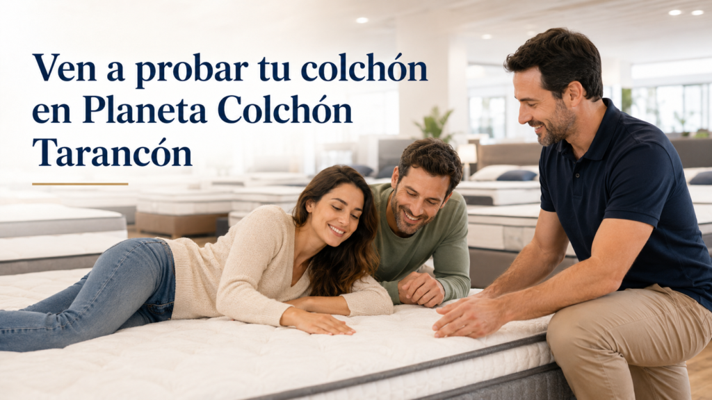 Clientes probando un colchón en tienda mientras un asesor de descanso explica sus características.