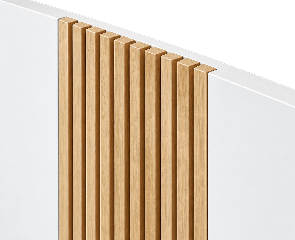 Detalle del cabecero Ártico con listones verticales de madera en la zona central y panel blanco