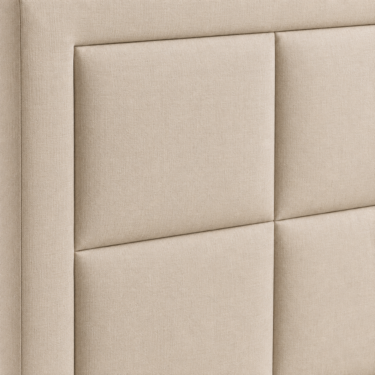 Detalle del cabecero tapizado Oslo en beige, mostrando de cerca la textura del tejido, el acolchado y las líneas rectas de sus paneles.